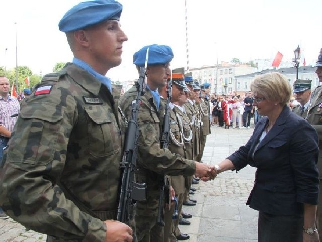 W dniu Święta Wojska Polskiego odznaczenia wręczała żołnierzom wiceminister obrony narodowej Beata Oczkowicz.