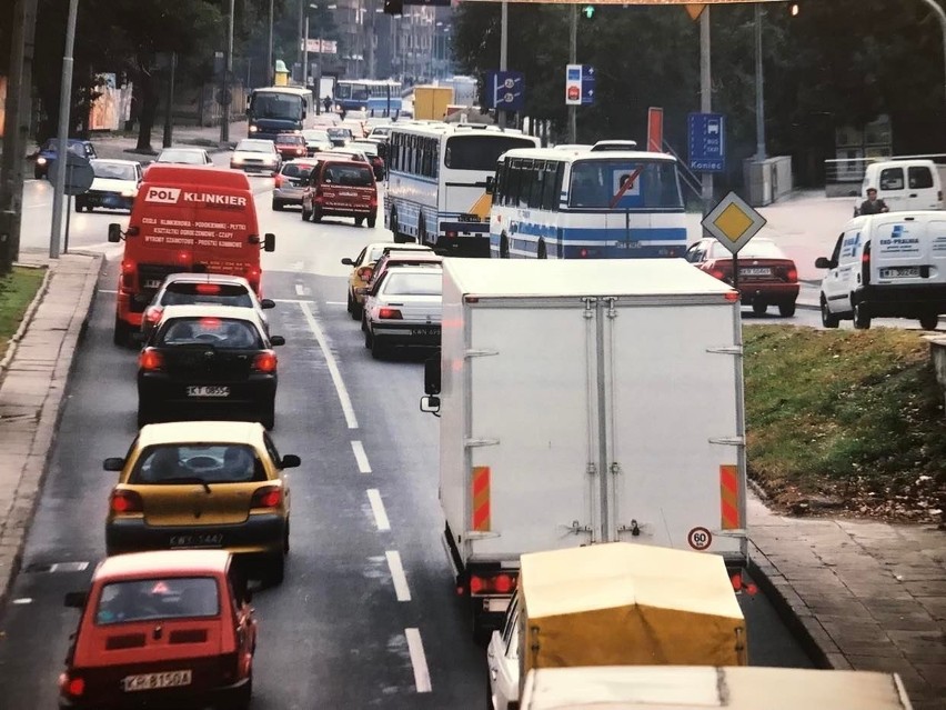 Kraków ma długą i bogatą tradycje ulicznych korków. W latach 90. komunikacyjny paraliż też nie był wyjątkiem ZDJĘCIA