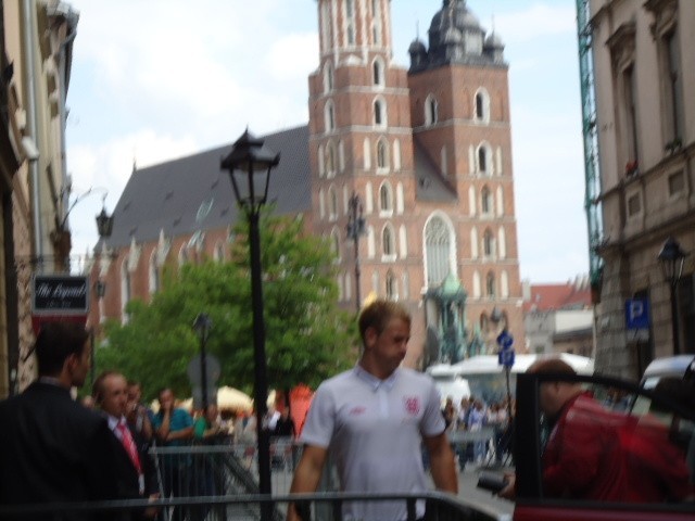 Joe Hart, bramkarz Anglików i aktualnego mistrza Premier League, Manchesteru City, chętnie rozdawał autografy swoim fanom.