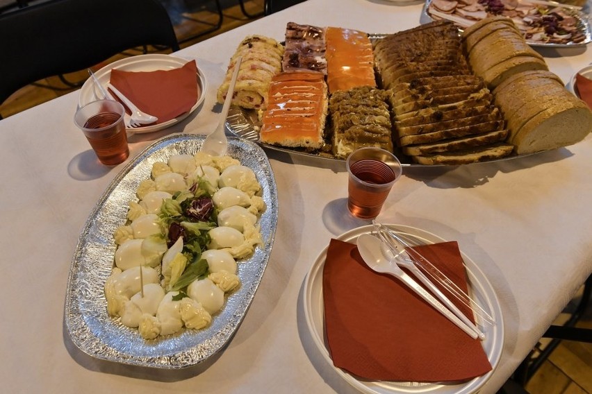 Śniadanie wielkanocne dla potrzebujących w Sopocie. 250 potrzebujących osób mogło zjeść świąteczne potrawy [zdjęcia]
