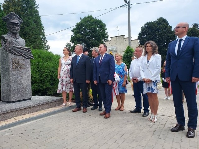 W Garbowie stanął pomnik generała J&oacute;zefa Dowbor-Muśnickiego. Piękna uroczystość z udziałem mieszkańc&oacute;w i gości.