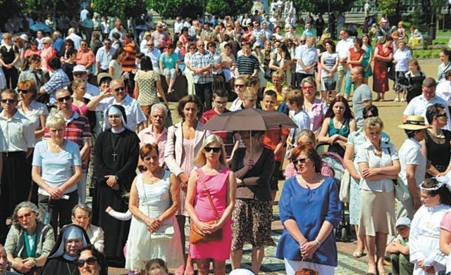 Jedną z uroczystości, w której bierze udział najwięcej wiernych, jest procesja Bożego Ciała. Najpierw spotykają się na wspólnej modlitwie na placu im. Jana Pawła II.