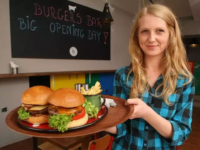 Małgosia, kelnerka w Burger&Co. prezentuje serwowane tu burgery. W karcie jest ich 6 rodzajów, w tym jeden dla wegetarian i Specjalburger, którego dodatki będą się zmieniać co około 2 tygodnie.