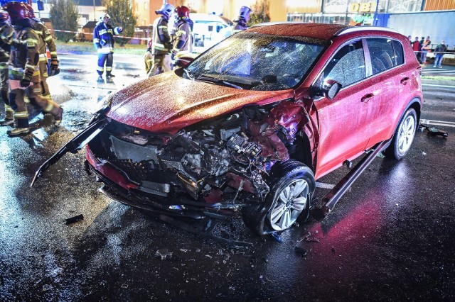 Wypadek na ulicy Poznańskiej w Lesznie. Między rondami Podwale i Gronowo zderzyły się trzy samochody: kia, ford i maserati. Zobacz zdjęcia z miejsca wypadku --->