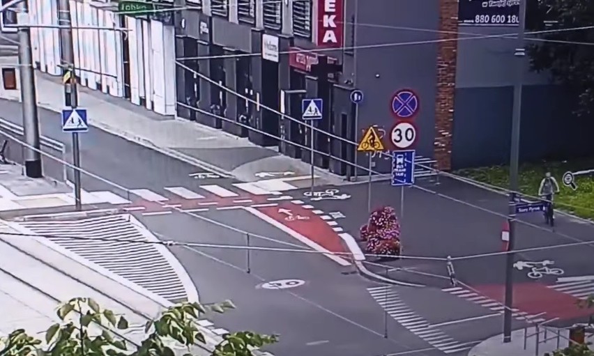 Złodziej roweru w akcji. Kamera miejskiego monitoringu w Pabianicach nagrała moment kradzieży ZDJĘCIA