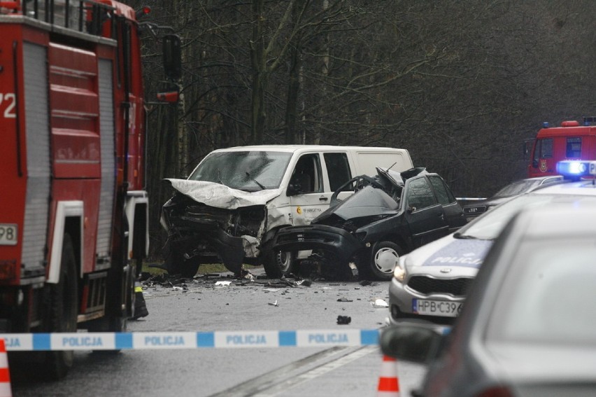 Wypadek na krajowej trójce. Jedna osoba nie żyje. Droga Legnica - Lubin była zablokowana (ZDJĘCIA)