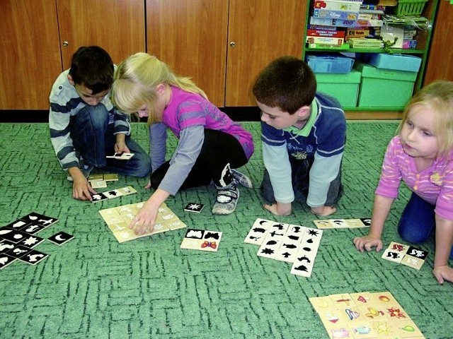 Dzieci bardzo chętnie uczestniczą w zajęciach pozalekcyjnych. Na zdjęciu układają klocki, dzięki temu uczą się skojarzeń.