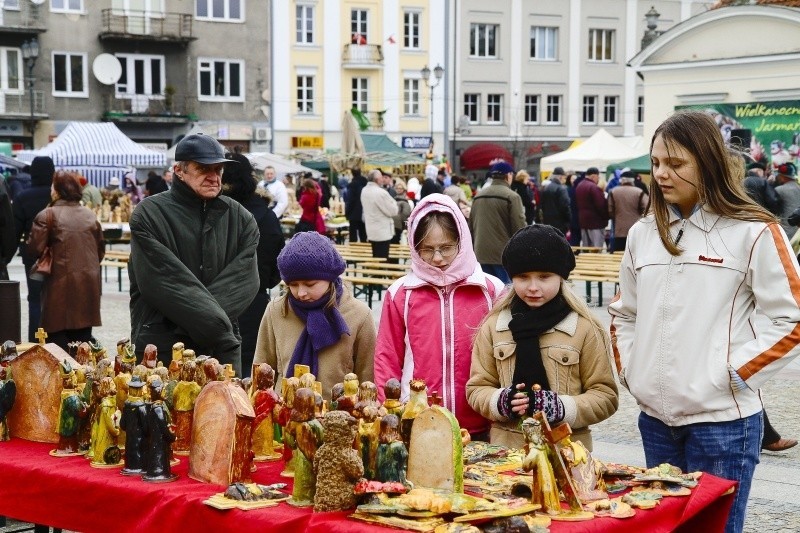 Mieszkańcy na jarmarku wielkanocnym. Robili zakupy przed świętami [FOTO]