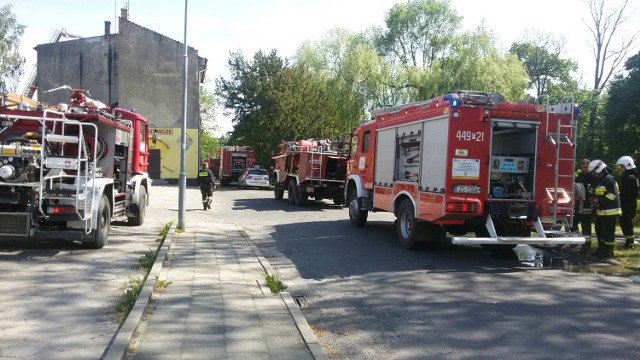 Pożar wybuchł na w godzinach popołudniowych na poddaszu kamienicy znajdującej się przy ul. Rybackiej w Żaganiu