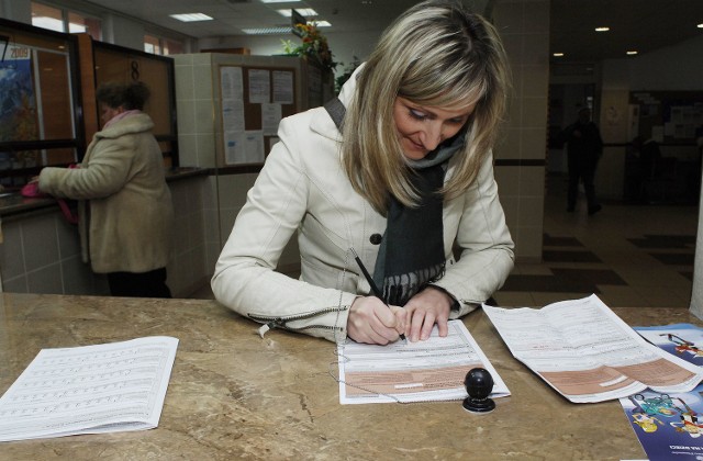 Edyta Leduchowska zmagała się wczoraj z wypełnieniem deklaracji podatkowej w Pierwszym Urzędzie Skarbowym w Koszalinie.