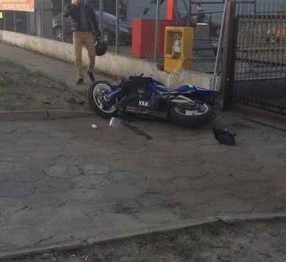 Kierowca motocykla został lekko poturbowany - pomocy...