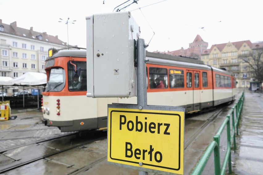 Motorniczy może wjechać na tor jednokierunkowy tylko z...