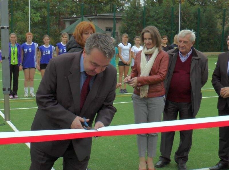 Ul. Kościuszki: Zespół Szkół nr 2. Romuald Borkowski oficjalnie otworzył boisko za pół miliona (zdjęcia)