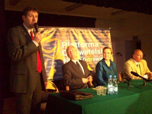 Podczas spotkania Platformy Obywatelskiej, Eligiusz Mich wita kandydatów na europosłów, Konstantego Miodowicza i Różę Thun, od prawej poseł Zbigniew Pacelt.