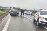Opel zderzył się ze skodą na krajowej ósemce w Podlaskiem. Jedna osoba ranna