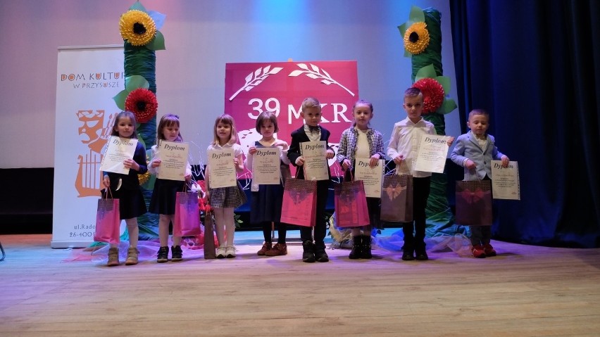 W Przysusze dzieci z przedszkoli i uczniowie szkół podstawowych recytowały w konkursie powiatowym