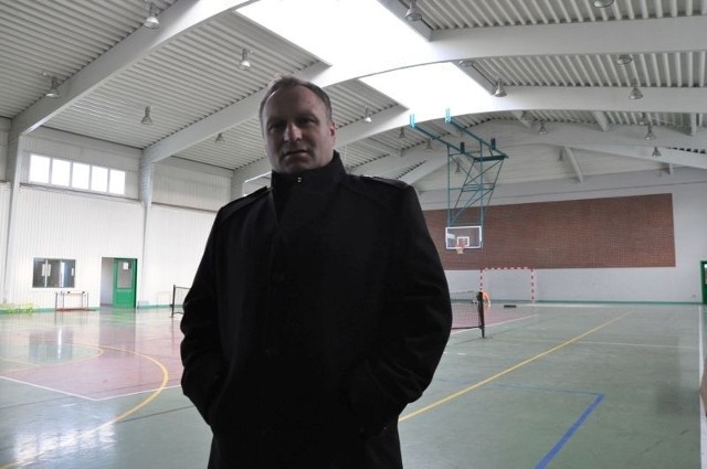 - Chcemy, żeby już od 1 września, czyli od początku nowego roku szkolnego uczniowie gimnazjum mogli ćwiczyć w wyremontowanej hali sportowej - mówi Robert Świerczek, burmistrz Byczyny.