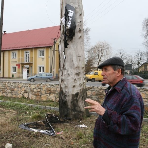 Sylwester Skorodzień zawiadomił policję o tym, że ktoś spalił wywieszony przez niego transparent.