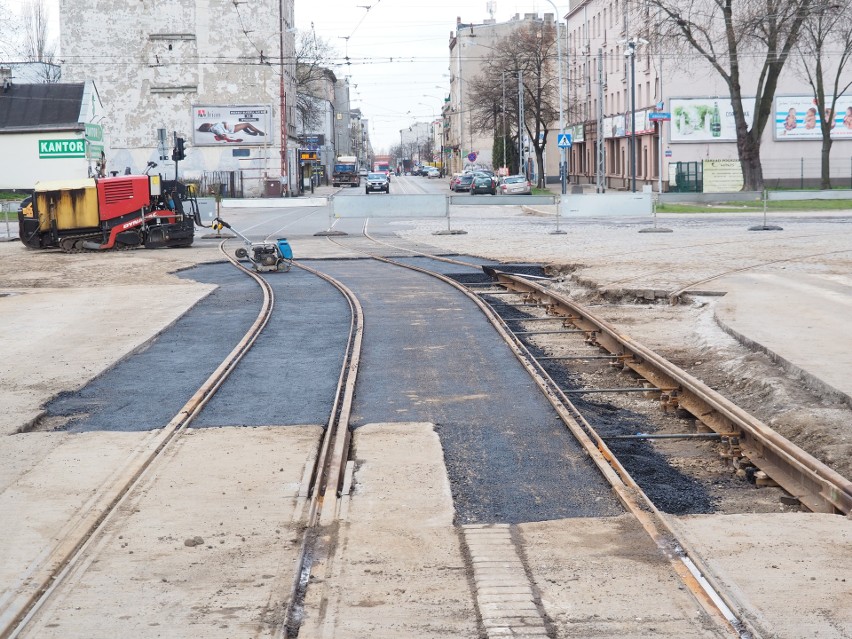 Zamieszanie na skrzyżowaniu ulic Przybyszewskiego i Kilińskiego. Kierowcy jadą chodnikiem. Akcja policji