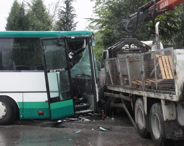 Autobus zderzył się z ciężarówką w Radomiu