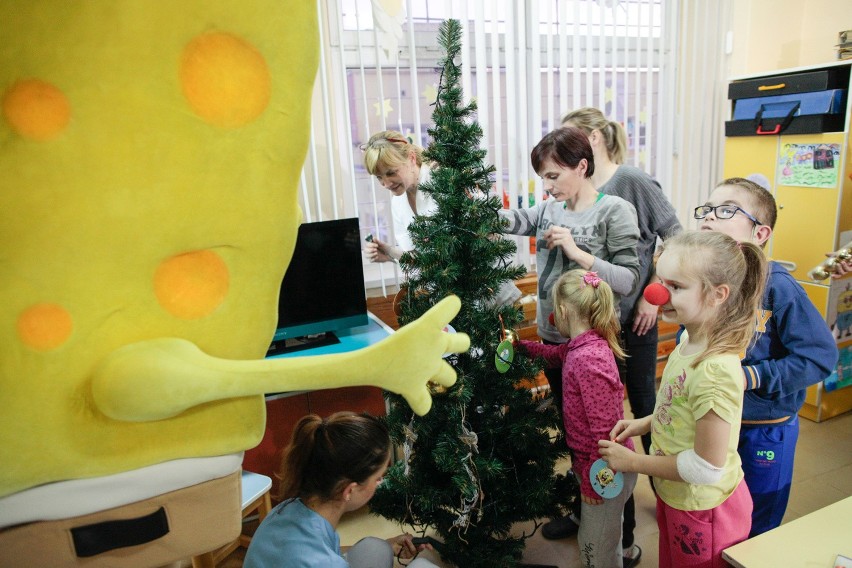 Dekorować świąteczne drzewko pomagał dzieciom SpongeBob...