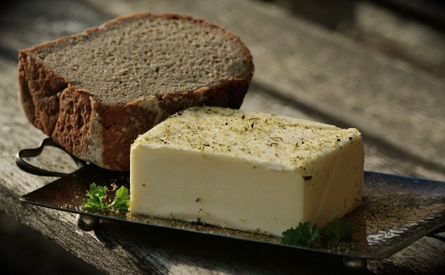 Masło do smarowania chlebaTwarde masło utrudnia przygotowanie kanapek lub innych potraw, które wymagają użycia miękkiej kostki.