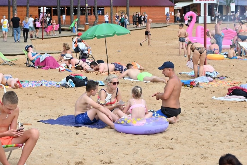 Sielpia oblężona w niedzielę 11 lipca. Setki plażowiczów wypoczywały nad zalewem [ZDJĘCIA]