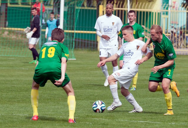 Chemik Police (zielone stroje) swoją passę trzech wygranych z rzędu rozpoczął od zwycięskiego (3:1) spotkania z rezerwami Pogoni Szczecin (białe stroje), które rozegrano 9 maja.