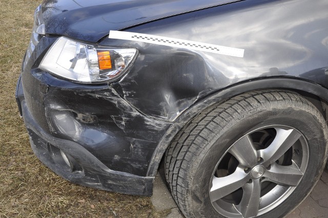 W ubiegłą środę oficer dyżurny piskiej komendy otrzymał zgłoszenie, że na parkingu przy jednym z miejscowych marketów, kierujący po otwarciu drzwi wypadł z auta.