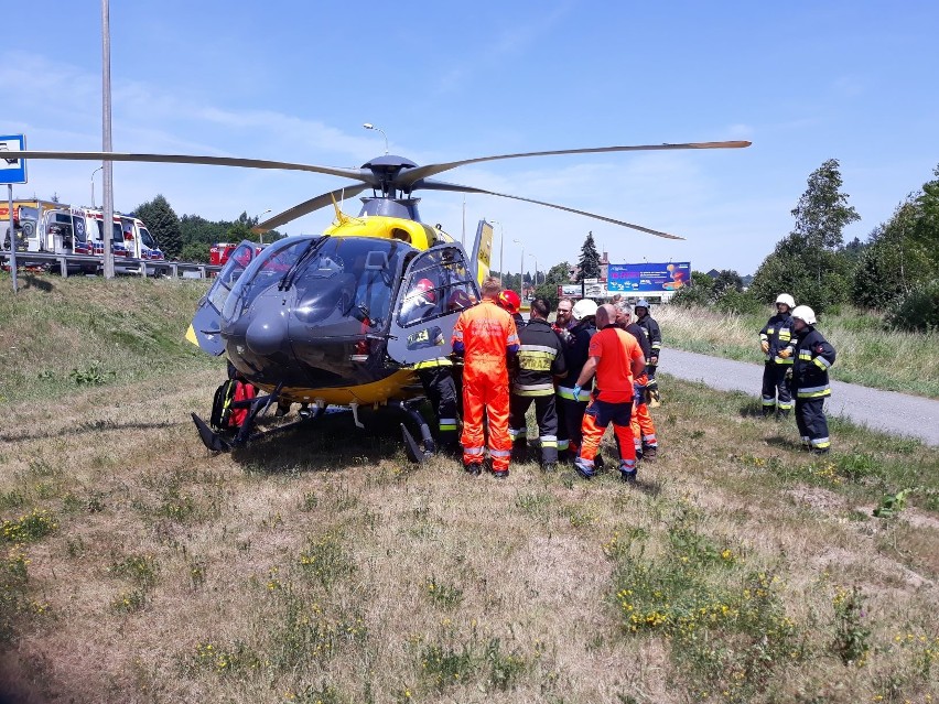 Wypadek w Głogoczowie na zakopiance. Trzy osoby zostały ranne, lądował śmigłowiec LPR