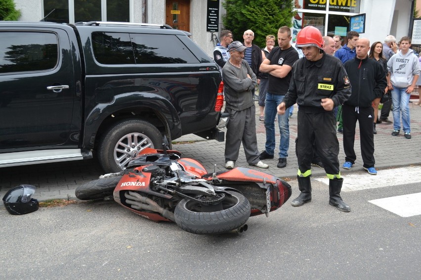 Zderzenie motocykla z autem osobowym w Miastku. Kierowca jednośladu w szpitalu [ZDJĘCIA]