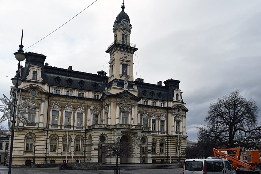 Budynek ratusza powstał pod koniec XIX wieku według projektu...