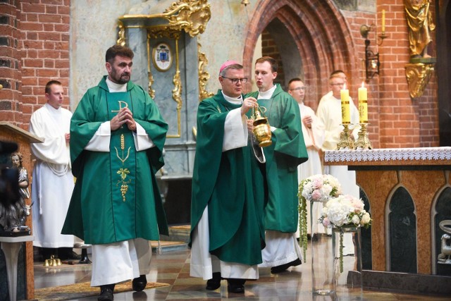 Kościół policzył wiernych, dzieci na religii, przystępujących do sakramentów, księży, a nawet parafialne zabytki. Jak jest w Toruniu i okolicy? Oto dane o naszej religijności Instytutu Statystyki Kościoła Katolickiego za 2019 rok.Wierni diecezji toruńskiej nie świecą w Polsce przykładem, ale i nie przynoszą Kościołowi wstydu. Statystycznie diecezja toruńska to krajowy średniak. Na niedzielne msze przychodzi 34 procent zobowiązanych do tego wiernych (średnia krajowa to 38,1 proc.), a 16,3 procent z nich przyjmuje komunię świętą (17,3 proc.).