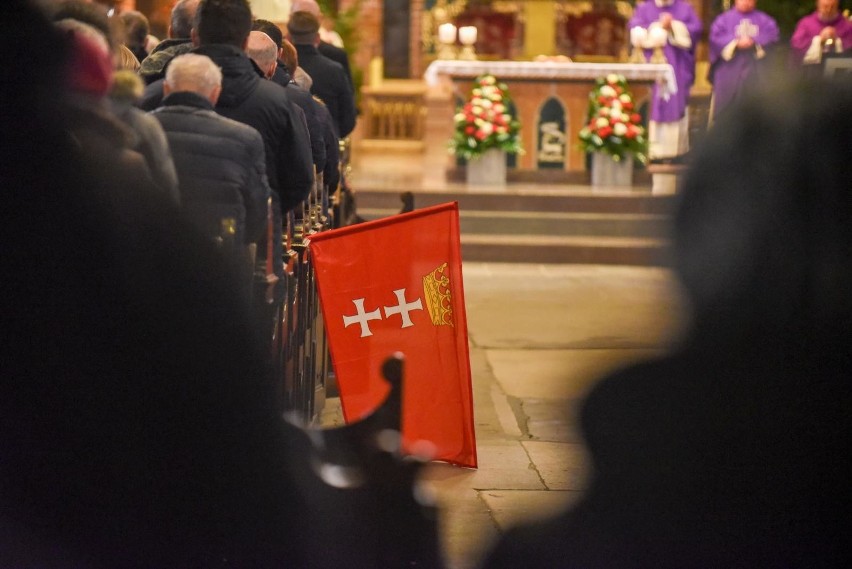 Z raportu dowiadujemy się nie tylko, jak wygląda "niedzielna...