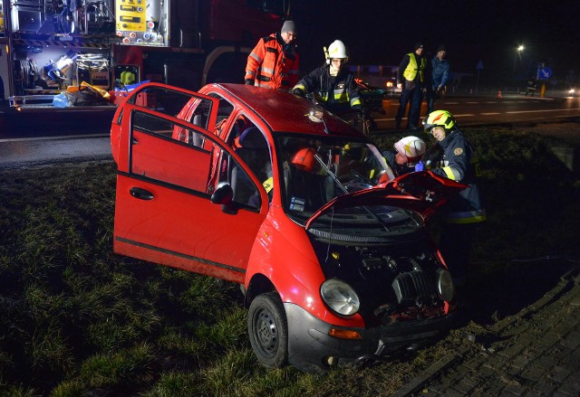 Do wypadku doszło w piątek po godz. 19.30 na drodze krajowej nr 77 w Zadąbrowiu koło Przemyśla. Zderzyły się dwa samochody osobowe: BMW i matiz. Kierująca matizem wjechała do rowu. Była zakleszczona w pojeździe. Strażacy wykonali dostęp do poszkodowanej. Pogotowie ratunkowe zabrało kobietę do szpitala, była przytomna. Mężczyźnie z BMW nic się nie stało. Na miejscu pracują policjanci i strażacy z PSP Przemyśl i OSP Orły.Zobacz też: Wypadek w Przemyślu. Na alei Solidarności w Przemyślu citroen spadł ze skarpy. Cztery osoby trafiły do szpitala [ZDJĘCIA]Wypadek w Korytnikach. Na drodze wojewódzkiej nr 884 kierująca fordem uderzyła w betonowy przepust i dachowała