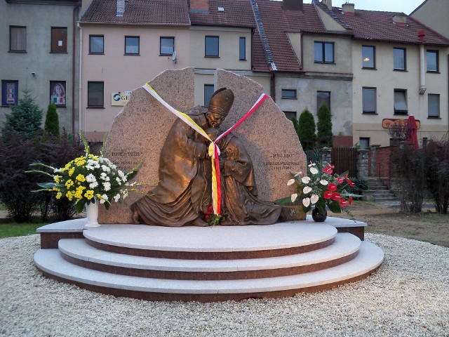 Prudnicki pomnik kardynała Wyszyńskiego