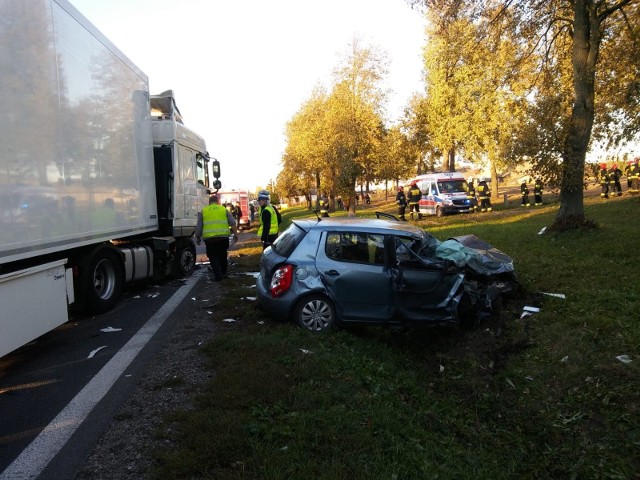 Ze wstępnych ustaleń policji wynika, że 41-latka kierująca skodą z nieznanych przyczyn zjechała na lewą część drogi i zderzyła się z pojazdem daf prowadzonym przez 58-latka. Oboje byli trzeźwi. Kobieta i 15-letni pasażer ze skody zostali przewiezieni do szpitala.