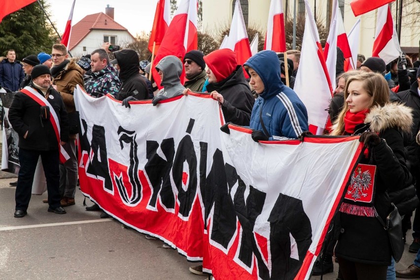 Manifestantów próbowała zatrzymać grupa osób głównie...