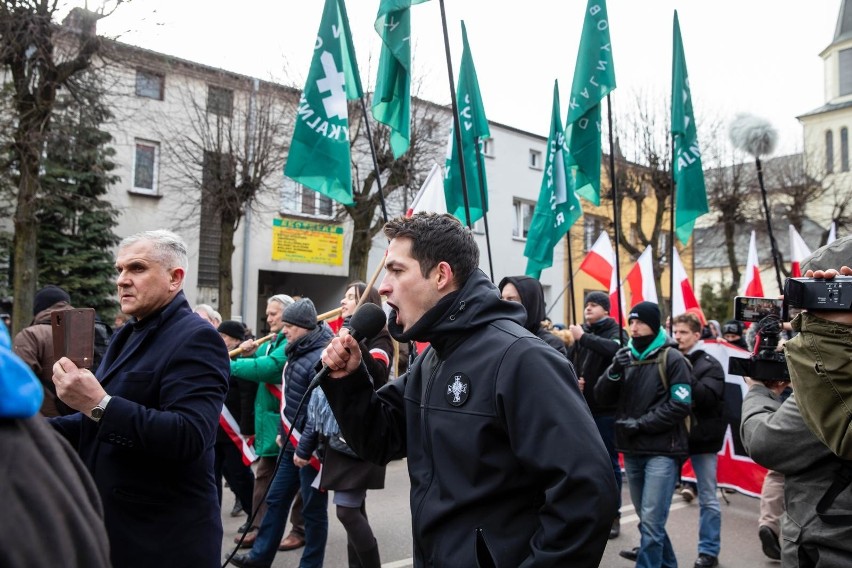 Manifestantów próbowała zatrzymać grupa osób głównie...