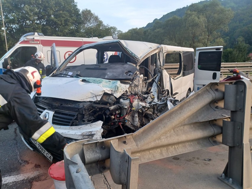 Wypadek w Tylawie na drodze krajowej nr 19. Kierujący busem zderzył się z tirem