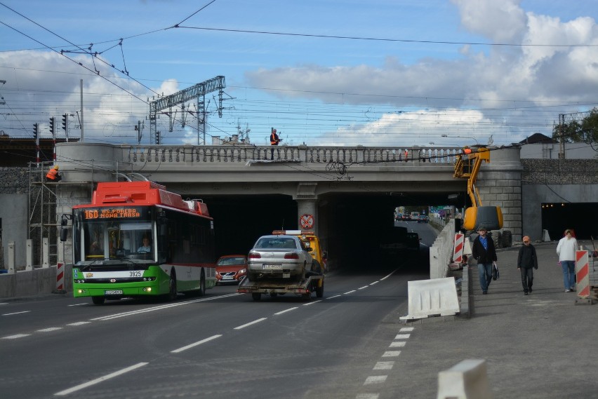 Wiadukt nad Kunickiego. Remont trwa, ale auta jeżdżą już bez przeszkód (ZDJĘCIA)