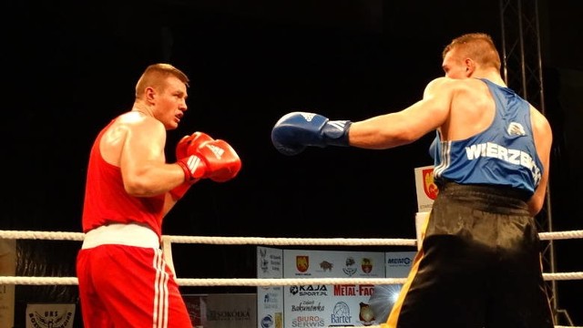 W finale kategorii superciężkiej Paweł Wierzbicki z Boxingu Sokółka wygrał z Mateuszem Figielem z Hetmana Białystok