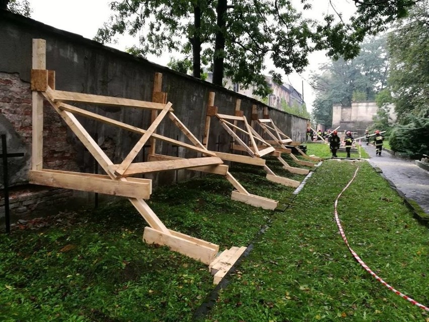 Runął mur na cmentarzu Rakowickim w Krakowie [ZDJĘCIA]