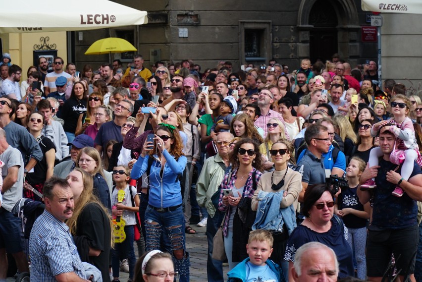 Trwa festiwal „Cały Poznań Ukulele”. Na Starym Rynku z wieży...