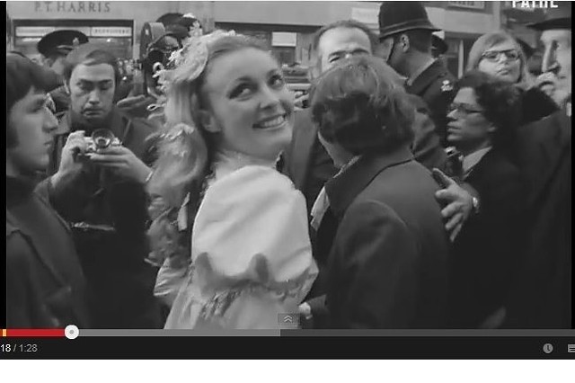 Sharon Tate w dniu ślubu z Romanem Polańskim w 1968 r. (fot. screen z YouTube.com)