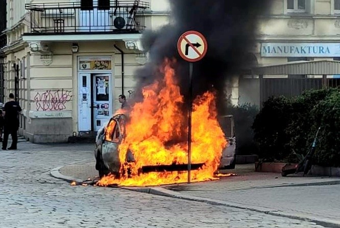 Pożar samochodu na Nadodrzu we Wrocławiu 10.08.2022