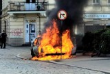 Na wrocławskim Nadodrzu spłonął samochód (ZDJĘCIA)