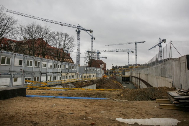 Budowa kompleksu Forum Gdańsk (połowa lutego 2017 r.). W tle budynek przedszkola