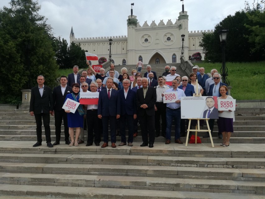 Oddają swój głos na Andrzeja Dudę. Wiec poparcia na placu Zamkowym