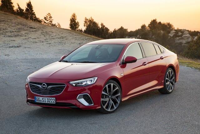 Opel Insignia GSI Auto występuje w dwóch wersjach silnikowych. Słabsza jest wyposażona w czterocylindrowego turbodiesla o pojemności 2 litrów i mocy 210 KM. W wersji benzynowej Insignia GSI jest wyposażona w czterocylindrową jednostkę 2.0 Turbo, która rozwija moc 260 KM.Fot. Opel